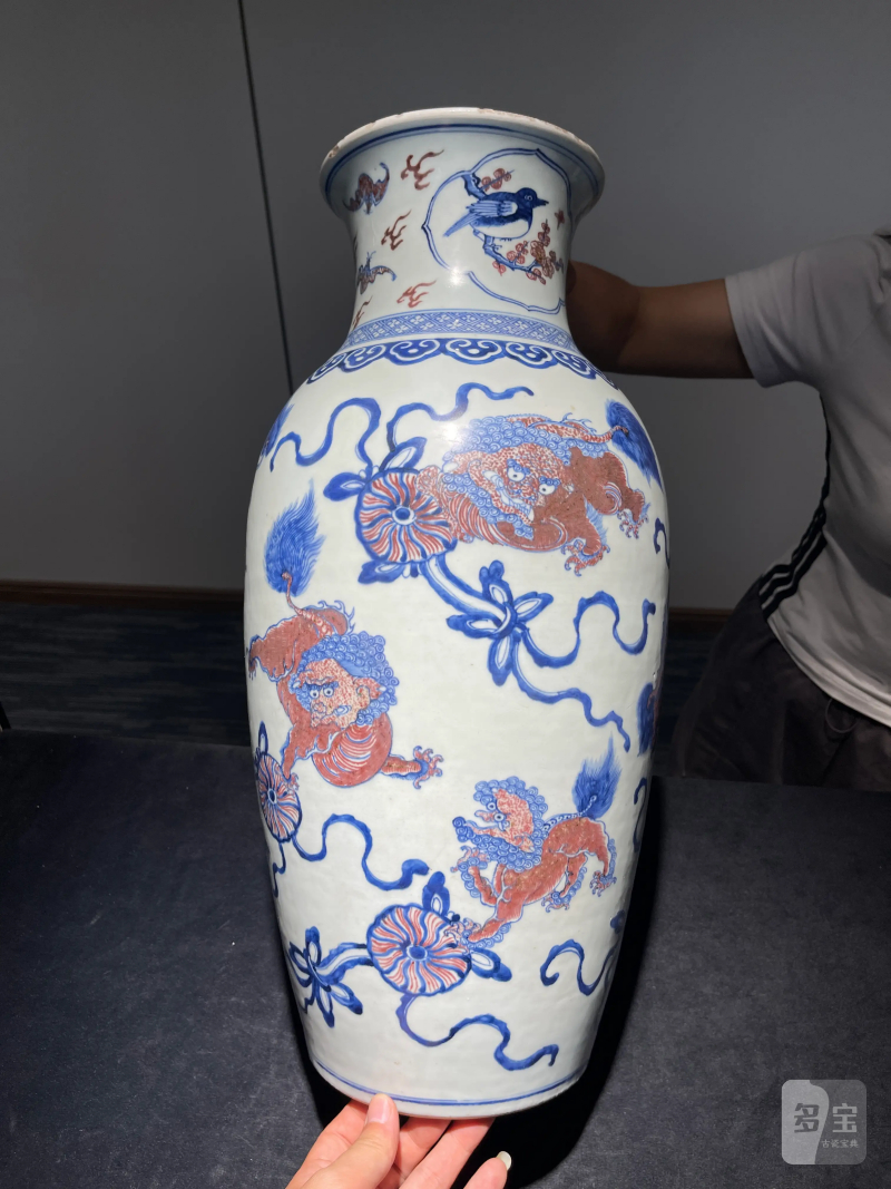 清乾隆 青花釉里红狮子绣球纹观音瓶 - 图2